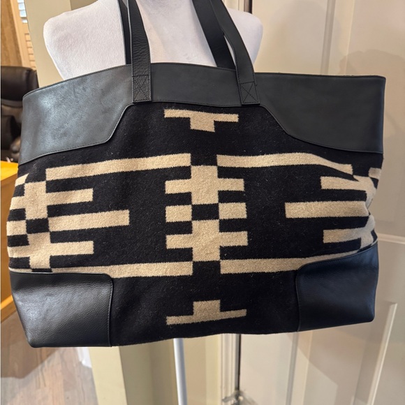 Pendleton Handbags - Pendleton Aztec southwestern Largewool and leather trim Black and Cream Leather